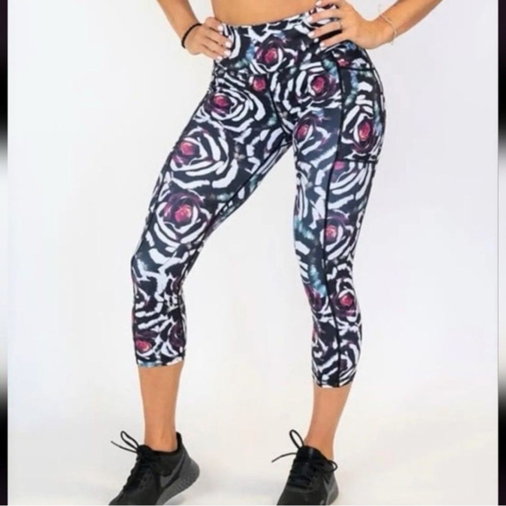 CVG Petals Floral Design capri leggings sz L